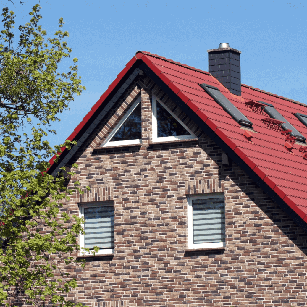 Maison avec fenêtre en triangle